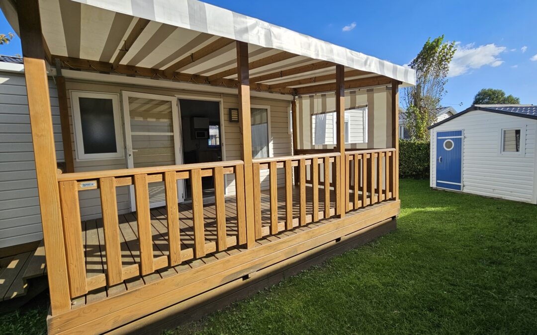 Mobil Home 3 chambres Rapidhome Lodge 83 vue exterieure terrasse couverte et abri de jardin Caravaning Les Cerisiers Verton Berck